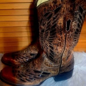 Women's size 9 Corral boots w rhinestones